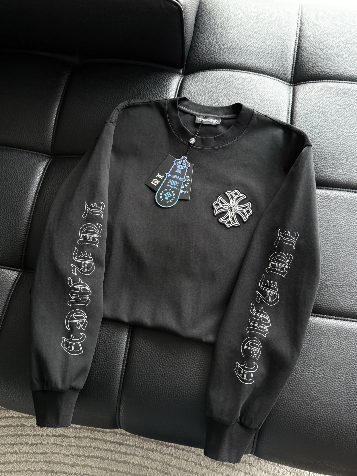 P408 💰ChromeHearts Chrome Heart Round Neck Sweater Long Sleeve The pursuit of quality guarantees the absolute quality! Using double-sided cotton fabric, the texture is clearly visible, the texture is soft, delicate and smooth, custom three-dimensional embroidery ➕ patchwork and leather craftsmanship, full of drape! The workmanship is fine and the shoulder lines are smooth. All imported chain machines are used to make the shoulder rolling strips. It has a certain thickness and is not made of cheap material but has a shiny feel that is comfortable and not tight on the upper body. It is the most avant-garde street item that can be easily matched by both men and women!  Color: black white Size: m-3xl Style number: 3582